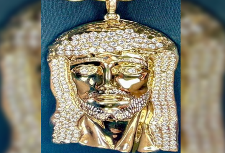 Cristo de oro, fiestas privadas y viajes a Dubái: los lujos en el celular de “Pecho de Rat